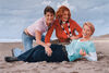 Familieportret op strand van de zussen Manon, Nicole, en Floor | 100 x 150 cm | 2020
